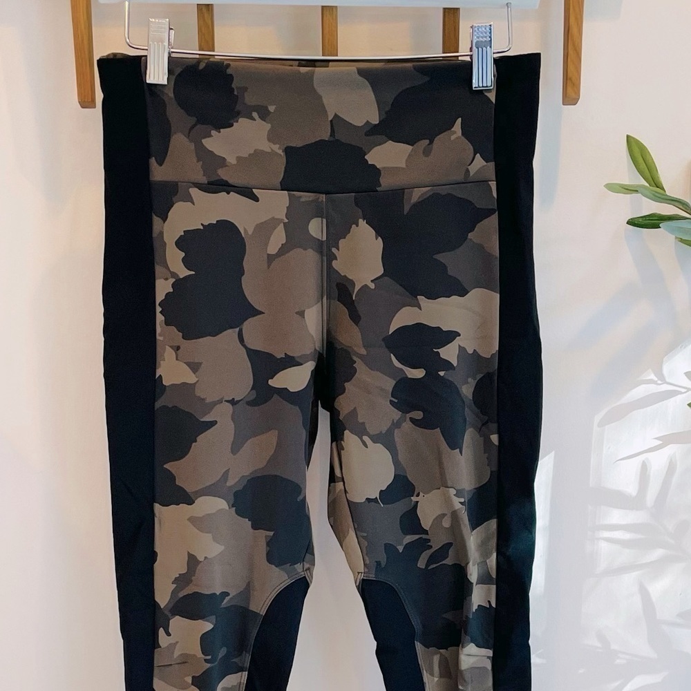 Athleta Camo 7/8 Leggings with Black Side Stripes Size S - Picture 2 of 10